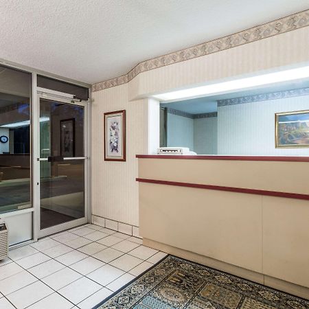 Super 8 By Wyndham Commerce Exterior photo