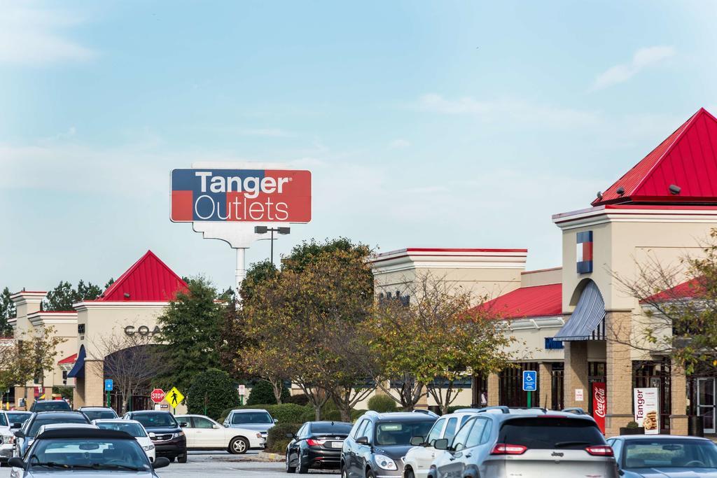 Super 8 By Wyndham Commerce Exterior photo
